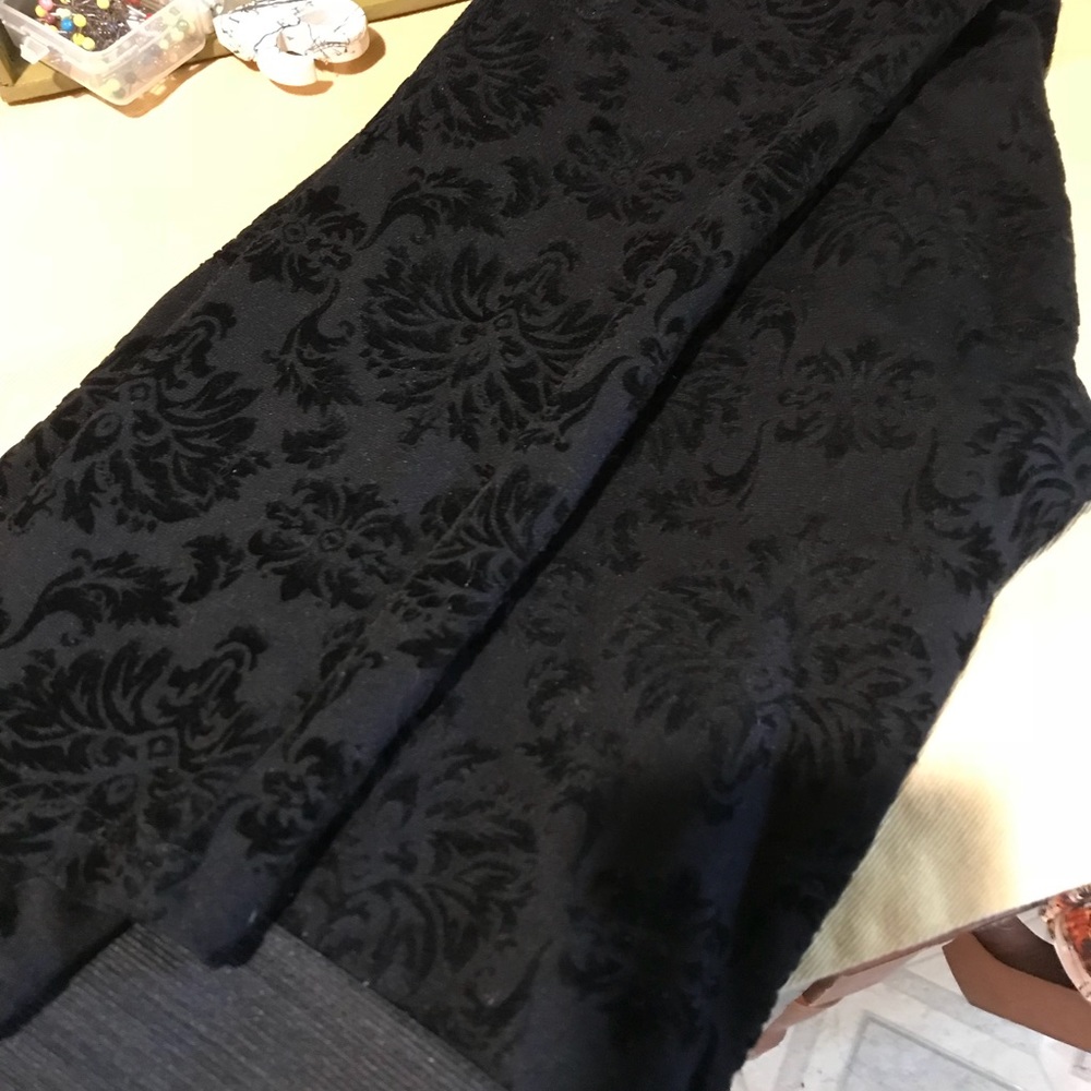 Black legging w/beautiful large patterned flowers.